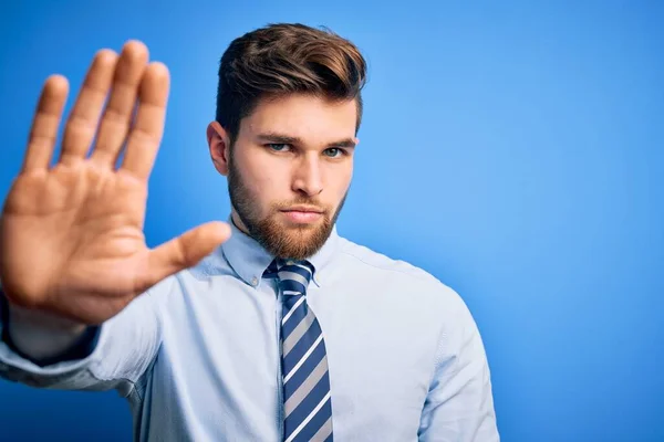 Joven Hombre Negocios Rubio Con Barba Ojos Azules Vistiendo Elegante —  Fotos de Stock