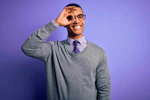 Hezký Africký Americký Podnikatel Brýlích Kravatě Přes Fialové Pozadí Dělá — Stock fotografie