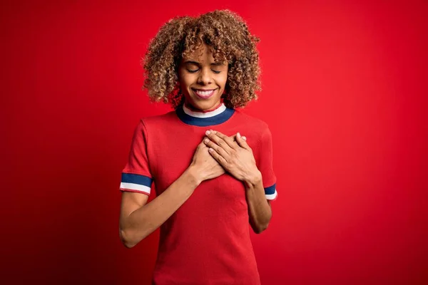 Młoda Piękna Afrykańska Kobieta Ubrana Luźny Shirt Stojąca Nad Czerwonym — Zdjęcie stockowe