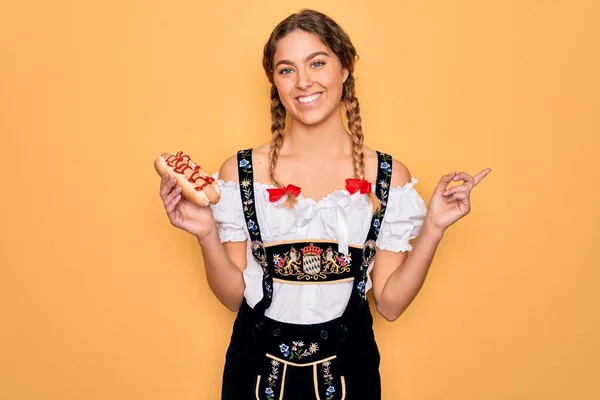 Hermosa Rubia Alemana Con Ojos Azules Vistiendo Vestido Oktoberfest Comiendo — Foto de Stock