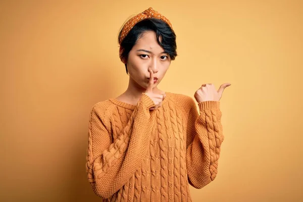 스웨터 위에서 아름다운 아시아 소녀가 손가락으로 가리키면서 달라고 말한다 — 스톡 사진