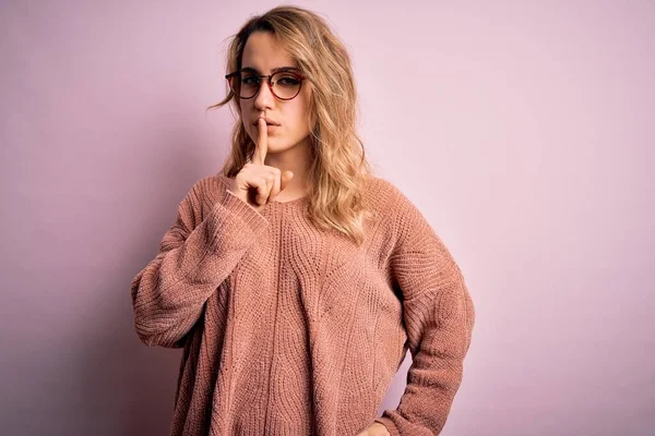 Ung Smuk Blondine Kvinde Iført Afslappet Sweater Briller Lyserød Baggrund - Stock-foto