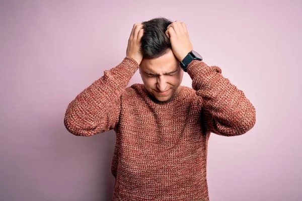 스웨터를 배경의 남자가 편두통때문에 극도로 힘들어 스트레스를 있습니다 — 스톡 사진