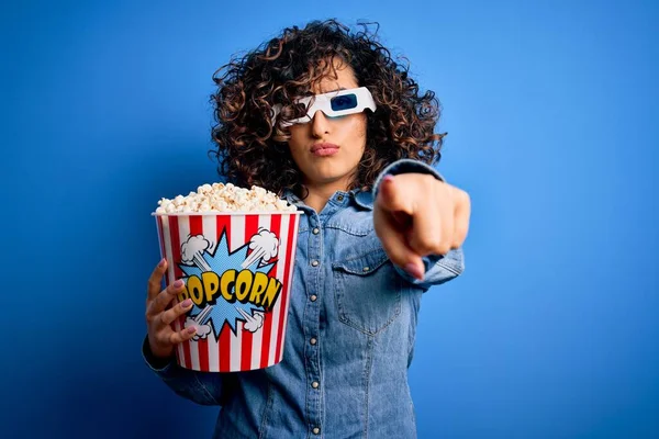 Joven Hermosa Mujer Árabe Rizado Viendo Película Usando Gafas Comer —  Fotos de Stock