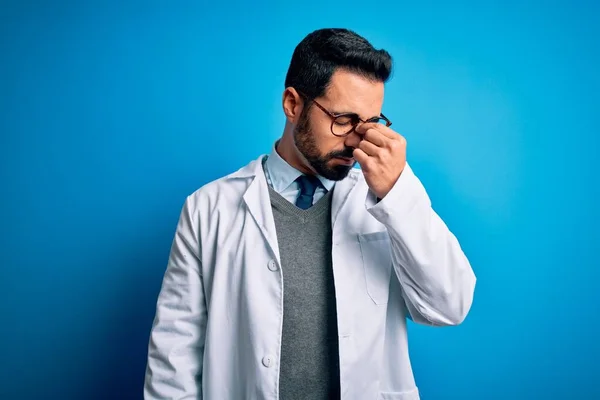 Ein Junger Gutaussehender Arzt Mit Bart Mantel Und Brille Vor — Stockfoto