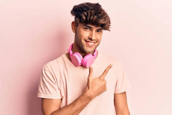Jeune Homme Hispanique Écoutant Musique Aide Écouteurs Souriants Pointant Joyeusement — Photo