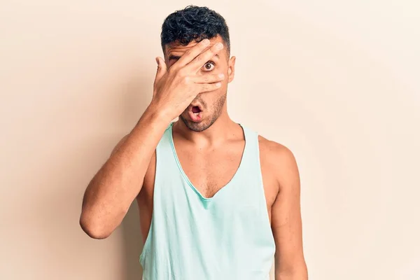 Junger Hispanischer Mann Lässiger Kleidung Der Schockiert Gesicht Und Augen — Stockfoto