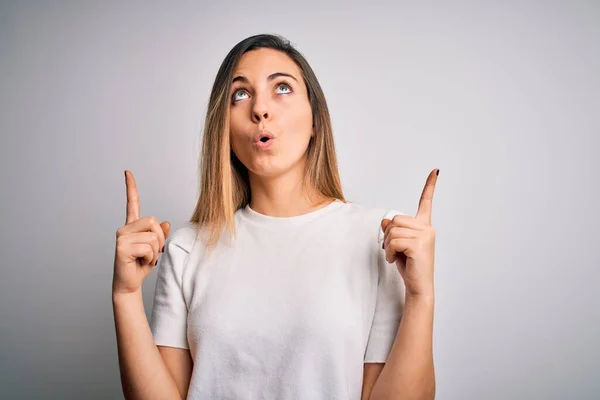 Giovane Bella Donna Bionda Con Gli Occhi Azzurri Indossa Casual — Foto Stock