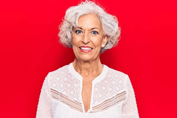 Ältere Grauhaarige Frau Lässiger Kleidung Mit Einem Fröhlichen Und Kühlen — Stockfoto