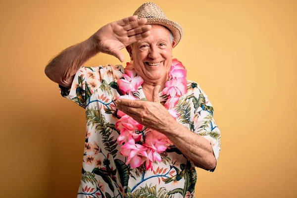 Grijs Harige Senior Man Met Zomerhoed Hawaiian Lei Gele Achtergrond — Stockfoto