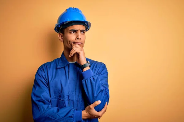 Jonge Knappe Afro Amerikaanse Arbeider Blauw Uniform Veiligheidshelm Met Hand — Stockfoto