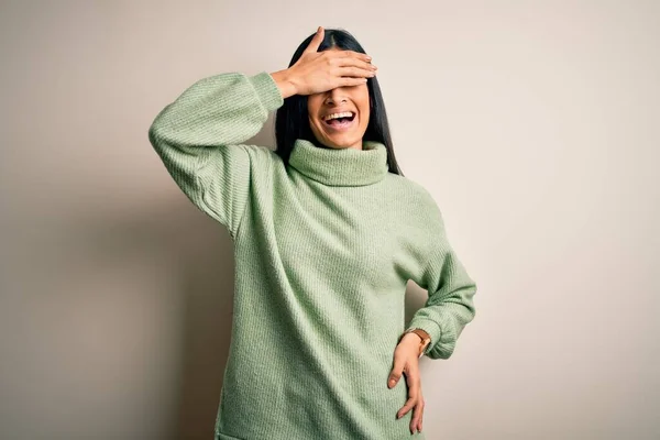 Jovem Bela Mulher Hispânica Vestindo Camisola Inverno Verde Sobre Fundo — Fotografia de Stock