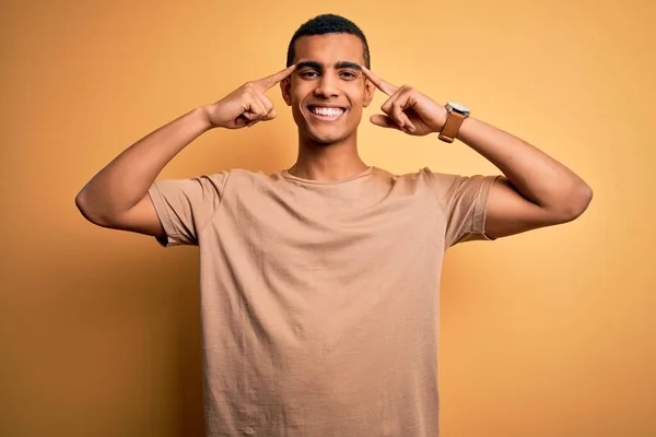 Giovane Bell Uomo Afro Americano Che Indossa Una Shirt Casual — Foto Stock