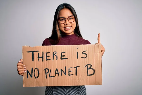 若いアジアの活動家の女の子は 地球のメッセージとバナーを保持する環境を求めて幸せな顔 ナンバーワンで指を指すアイデアや質問に驚いて — ストック写真