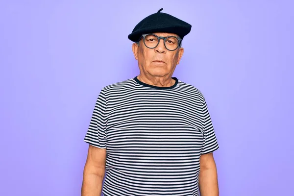 Senior Bonito Hoary Homem Vestindo Boina Francesa Óculos Sobre Fundo — Fotografia de Stock