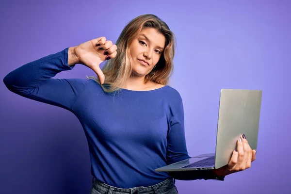 Giovane Bella Donna Bionda Che Lavora Con Computer Portatile Sfondo — Foto Stock