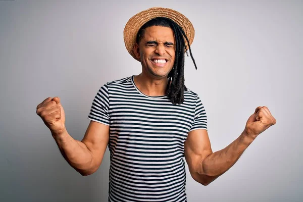 Jovem Afro Americano Com Dreadlocks Férias Vestindo Camiseta Listrada Chapéu — Fotografia de Stock