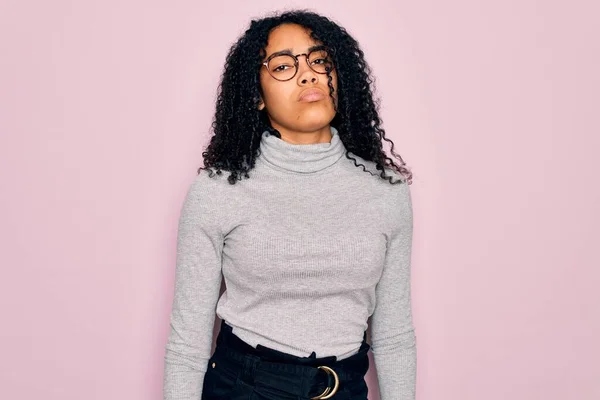 Młoda Afroamerykanka Swetrze Okularach Różowym Tle Zrelaksowana Poważnym Wyrazem Twarzy — Zdjęcie stockowe
