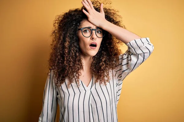 Jonge Mooie Vrouw Met Krullend Haar Piercing Dragen Gestreept Shirt — Stockfoto