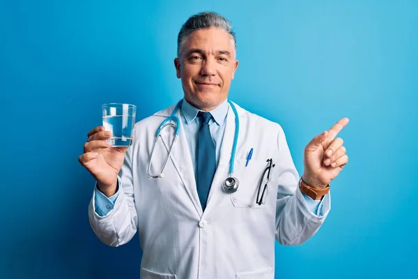 Mediana Edad Guapo Gris Pelo Médico Hombre Beber Vaso Agua —  Fotos de Stock