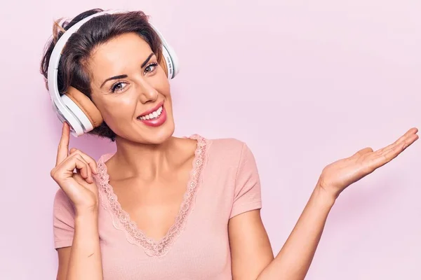 Ung Vacker Kvinna Lyssnar Musik Med Hörlurar Firar Prestation Med — Stockfoto