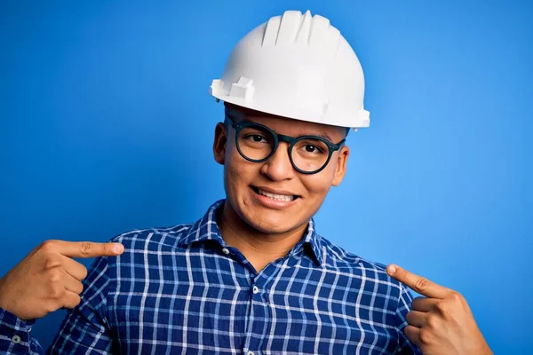 Jonge Knappe Ingenieur Latijnse Man Draagt Veiligheidshelm Geïsoleerde Blauwe Achtergrond — Stockfoto