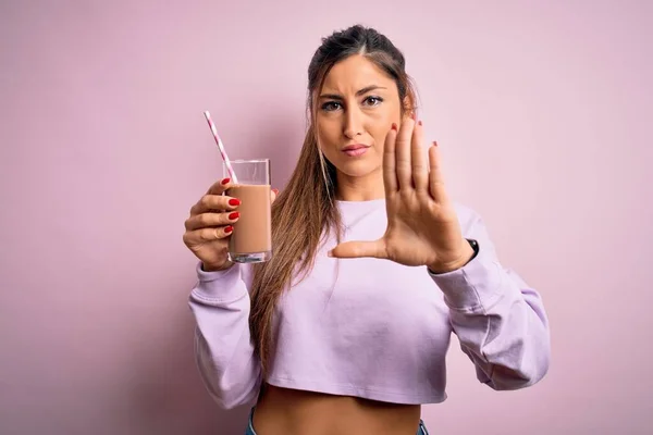 Ung Vacker Fitness Kvinna Dricka Protein Choklad Milkshake Innan Gym — Stockfoto