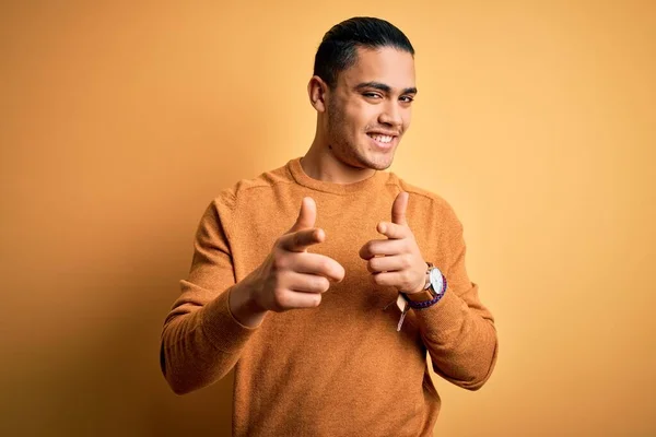 Jovem Brasileiro Vestindo Camisola Casual Sobre Fundo Amarelo Isolado Apontando — Fotografia de Stock