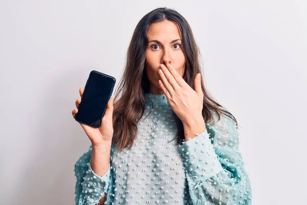 Joven Mujer Morena Hermosa Sosteniendo Teléfono Inteligente Que Muestra Pantalla —  Fotos de Stock