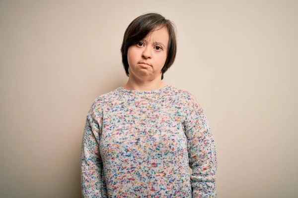 Młoda Kobieta Zespołem Downa Stojąca Odosobnionym Tle Poważnym Wyrazem Twarzy — Zdjęcie stockowe