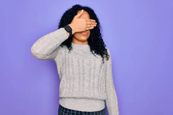 Młoda Afroamerykanka Ubrana Luźny Sweter Okulary Fioletowym Tle Pokrywającym Oczy — Zdjęcie stockowe