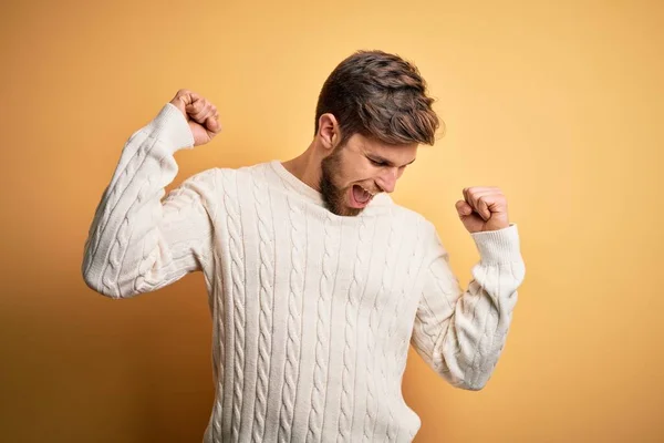 Jeune Homme Blond Avec Barbe Yeux Bleus Portant Pull Blanc — Photo