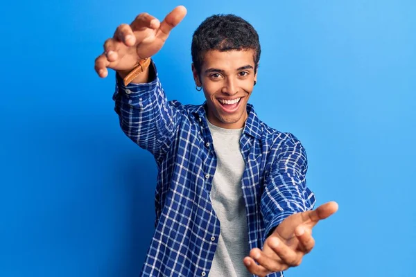 Joven Hombre Amerciano Africano Vistiendo Ropa Casual Mirando Cámara Sonriendo —  Fotos de Stock