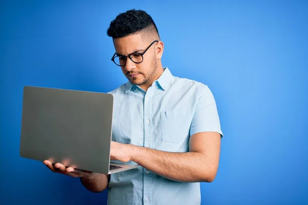 Joven Hombre Negocios Guapo Con Gafas Trabajo Utilizando Ordenador Portátil — Foto de Stock