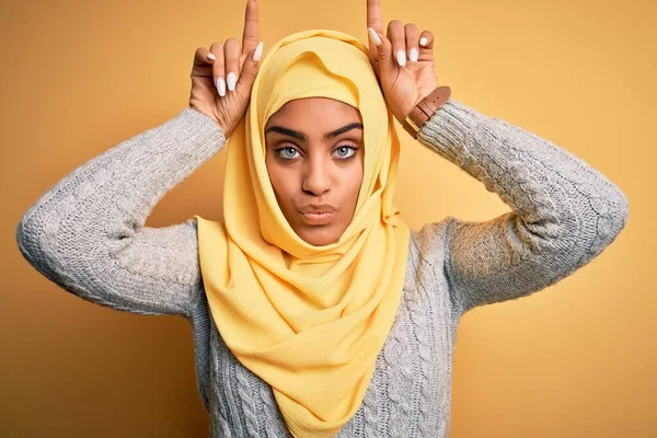 Giovane Bella Ragazza Afro Americana Indossa Hijab Musulmano Isolato Sfondo — Foto Stock