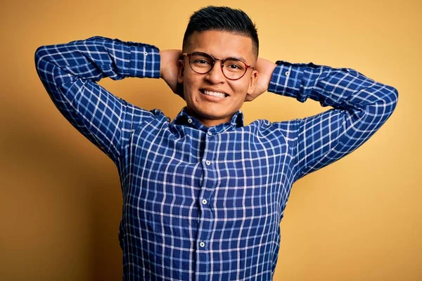 Joven Hombre Latino Guapo Usando Camisa Casual Gafas Sobre Fondo —  Fotos de Stock