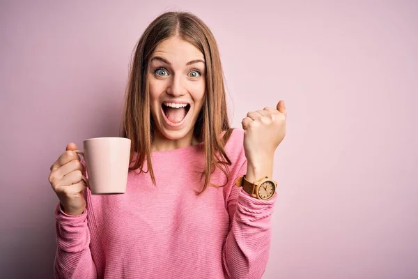 Joven Hermosa Pelirroja Bebiendo Taza Café Sobre Fondo Rosa Aislado —  Fotos de Stock