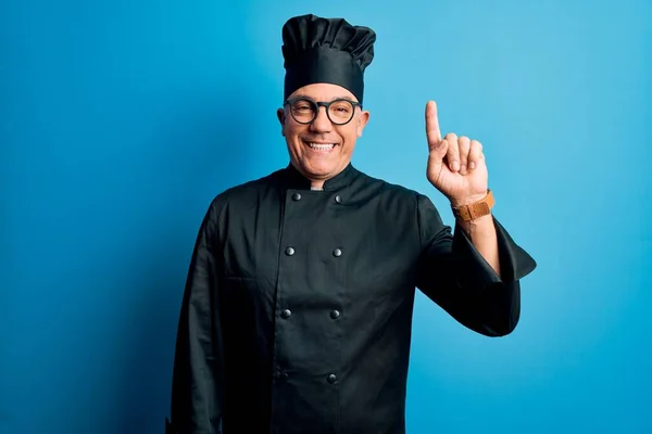 Edad Media Guapo Hombre Pelo Gris Chef Con Uniforme Cocina —  Fotos de Stock