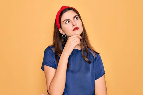 Jeune Belle Femme Brune Portant Des Lèvres Rouges Sur Fond — Photo