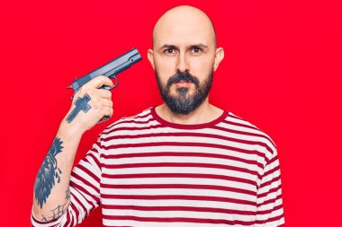 Genç, yakışıklı, silahlı, düşünceli, aklı başında, kendine güvenen bir adam. 