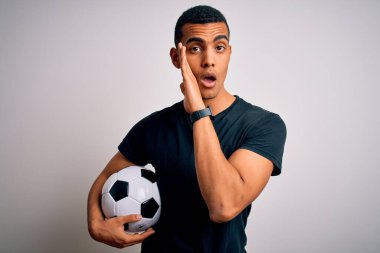 Amerikan futbolu oynayan yakışıklı Afro-Amerikalı adam beyaz arka planda futbol oynuyor. Gizli dedikodular yayıyor, kötü niyetli konuşmalar fısıldıyor.