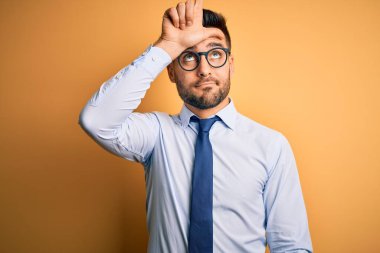 Sarı arka plan üzerinde duran kravat ve gözlük takan genç yakışıklı iş adamı. Alnında parmakları olan insanlarla dalga geçiyor. Ezik hareketler yapıyor, alay ediyor ve hakaret ediyor..