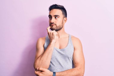 Sakallı, pembe arka planda kolsuz tişört giyen genç ve yakışıklı bir adam şüpheye odaklanmıştı.