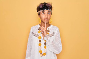 Güneş gözlüğü ve aksesuar takan Afro-Amerikan Afro-Amerikan genç bir kadın.