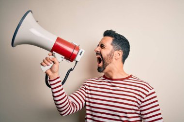 İspanyol adam megafonla protestoya kızarak bağırıyor. Hoparlörde bağırmak heyecan verici.