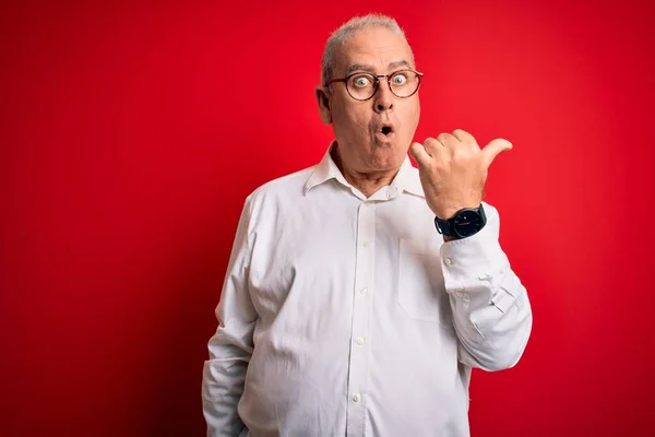 Orta Yaşlı Yakışıklı Beyaz Gömlekli Kırmızı Arka Planda Gözlüklü Bir — Stok fotoğraf