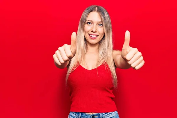 Mujer Rubia Joven Con Ropa Casual Aprobando Hacer Gesto Positivo — Foto de Stock