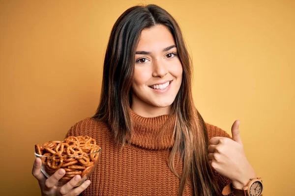 Jong Mooi Meisje Eten Gebakken Duits Pretzel Staande Geïsoleerde Gele — Stockfoto