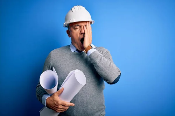 Arquitecto Guapo Pelo Gris Mediana Edad Con Casco Seguridad Sosteniendo —  Fotos de Stock