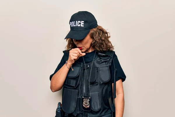 Красива Поліція Середнього Віку Носить Куленепробивну Форму Кепку Білому Тлі — стокове фото